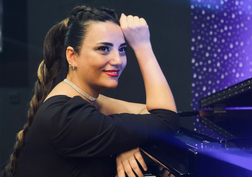 Ulduzlu səma qübbəsi altında Hollivud musiqiləri.