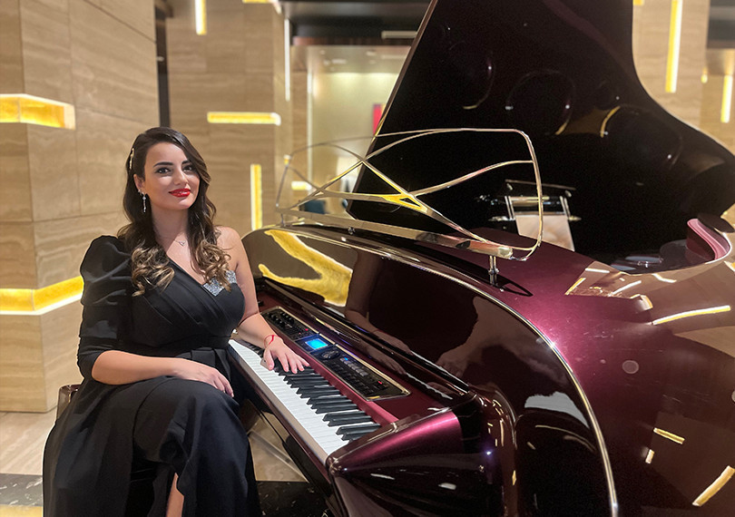 Ulduzlu səma qübbəsi altında Hollivud musiqiləri.